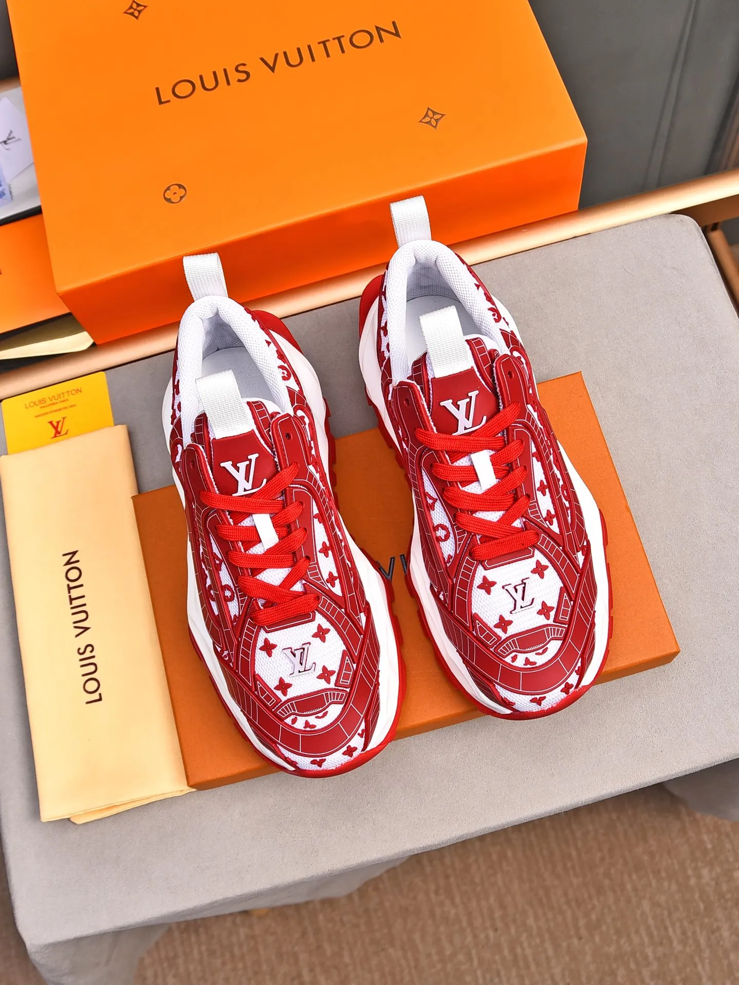 Men's shoes 💰580 📛📛【LOUIS VUITTON】Louis Vuitton 2024 new products👟Milan fashion catwalk style🇰🇾🇰🇾LV family logo, big-name style, a must-have for fashionistas⚠️Imported mesh with high-tech glue technology➕Cow leather➕Breathable mesh lining➕Genuine leather feet➕Special foam outsole👞Number 38-44 (45 46 custom-made)